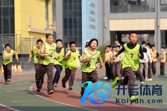 3月5日，在北京第二实验小学，学生进行1000米名目班级赛。新华社记者 鞠焕宗 摄