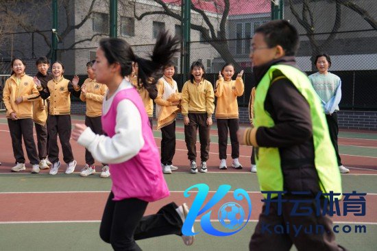 3月5日，在北京第二实验小学，学生们为干涉班级赛的同学加油阿谀。新华社记者 鞠焕宗 摄